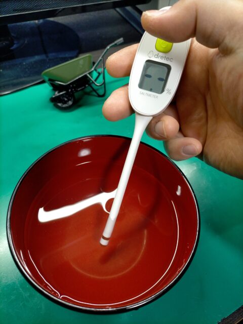 ドリテックの塩分管理計のセンサーを完全に浸ける