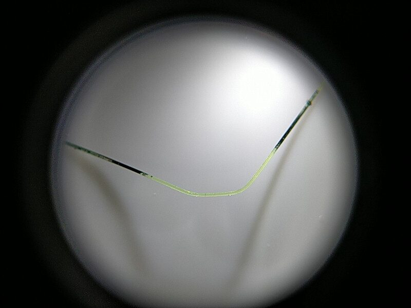 クセのついたラインの拡大鏡画像