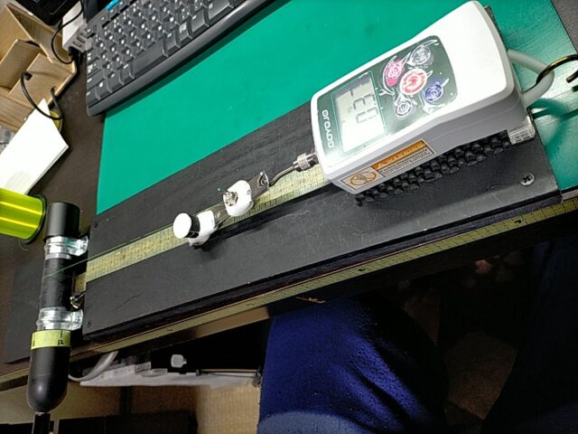 フォースゲージスタンドでの強度試験風景