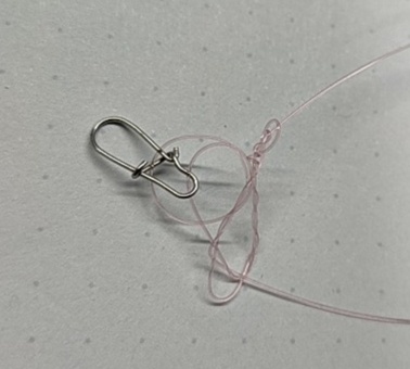 新しく出来た輪に端線を通すと見るも無惨な結び目になる