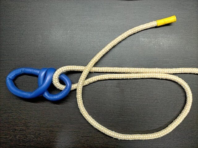 ユニノットの結び方のSTEP2