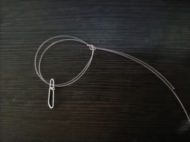 アイ付近でラインが重なってクロスするかどうかを目視で確認しながら締め込む