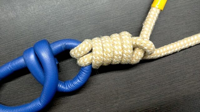 漁師結びのひとつである「完全結び」の結び方。強度測定など