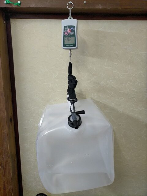 ウォータータンクをフォースゲージにぶら下げ中